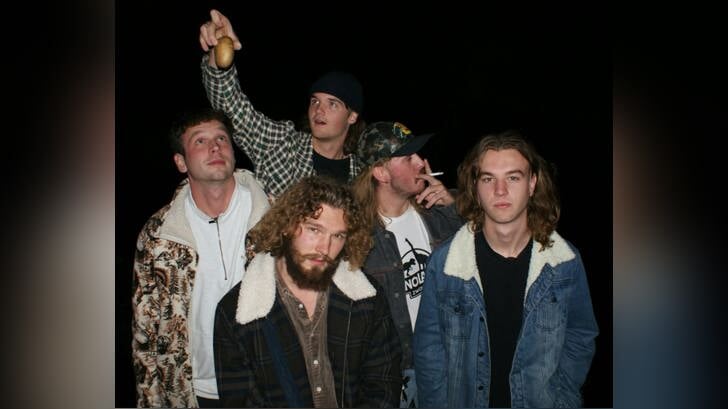 Homebound, met van links naar rechts: Sybren Elburg, Joshua Wantia, Boi Duthler, Mik Boschker, Pim te Brake. Foto: Eline Raben 