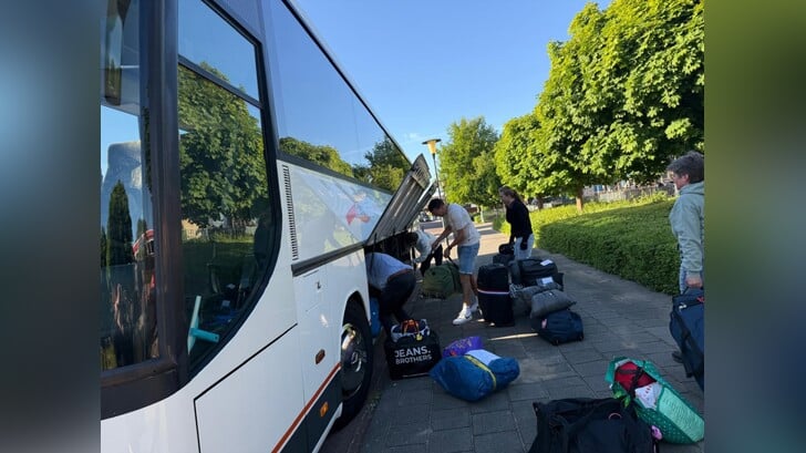 Spullen werden in de bus gepakt. Foto:  Karin Elburg 