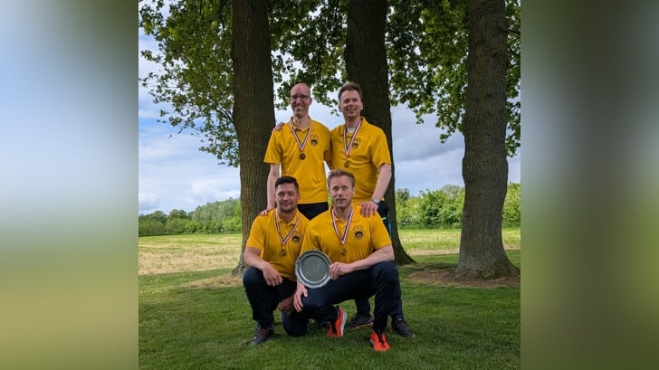 Het kampioensteam van Zwolle bestaande uit: (staand, vlnr) Niek Smeek en Arno te Brake; (knielend vlnr) Ramon Halleriet en Jurgen te Brake. Foto: PR 