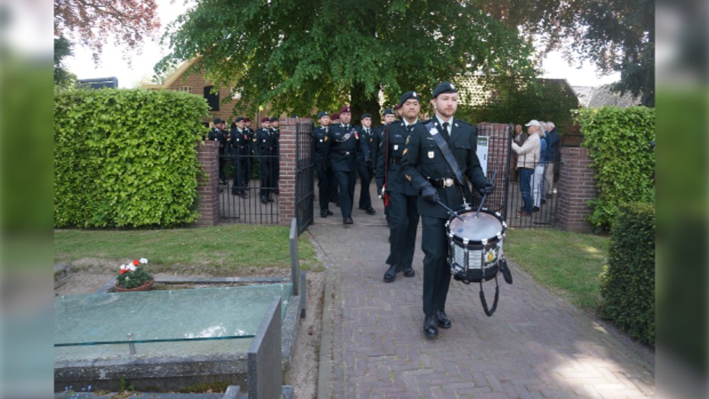 Een afvaardiging van het regiment van Canadese soldaten betreedt de begraafplaats. Foto: Richard Stegers