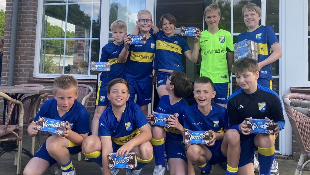 De spelers van Sportclub Lochem JO12-3 verkochten in korte tijd alle ijstaarten. Foto: PR