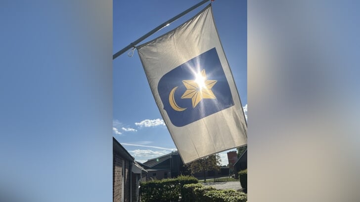 De Geesterense vlag hangt onder meer uit bij boerderij Dibbelink, want Woningbouwplan Florijn gaat definitief door. Foto: PR