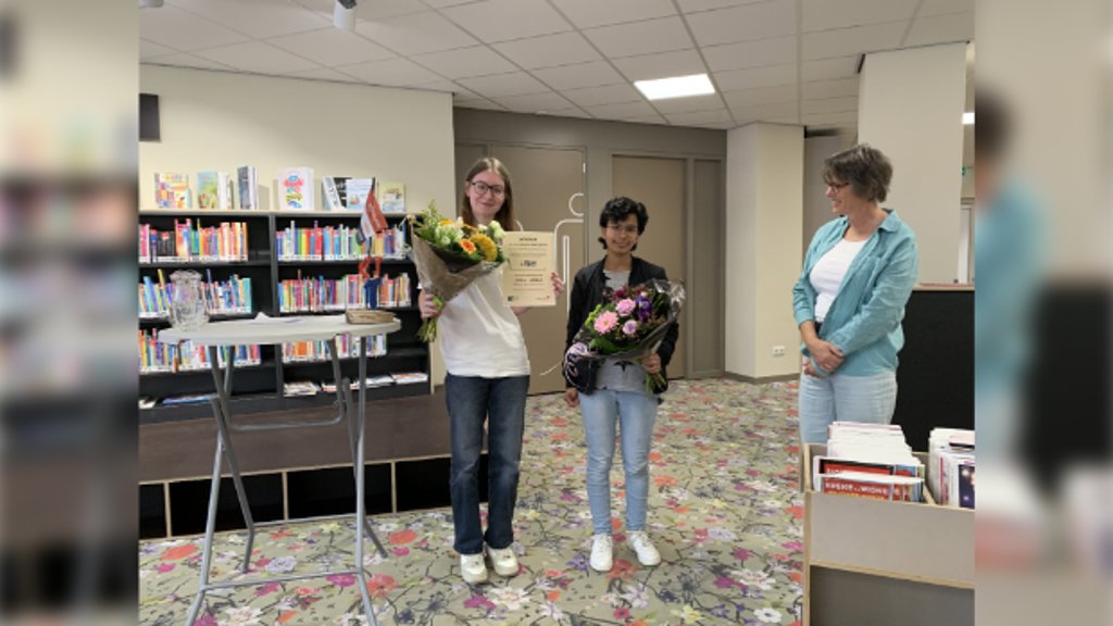 De winnaars van de gedichtenwedstrijd. Daphne Wessels (links) en Jara ter Heide. Op de foto ontbreekt T. Kroosenbrink. Foto: PR Bibliotheek Oost-Achterhoek