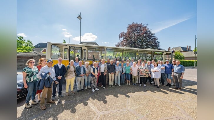 De chauffeurs van AutoMaatje werden in het zonnetje gezet vanwege de 25.000ste rit. Foto: Frank Bosvelt