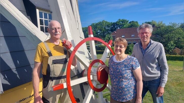 Arie ten Hoopen (links), Carla te Voortwis, Gerrit Vervelde op Molen Bataaf. Foto: Han van de Laar