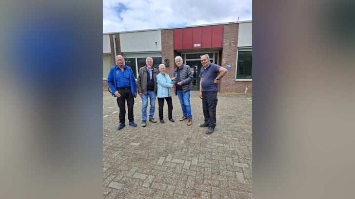 Bestuursleden Wim Westerveld, Herman Duenk en Wilma Winkelhorst, Cor Stronks (namens de verhuurders) en Murat, de technische man van het gebouw. Foto: PR
