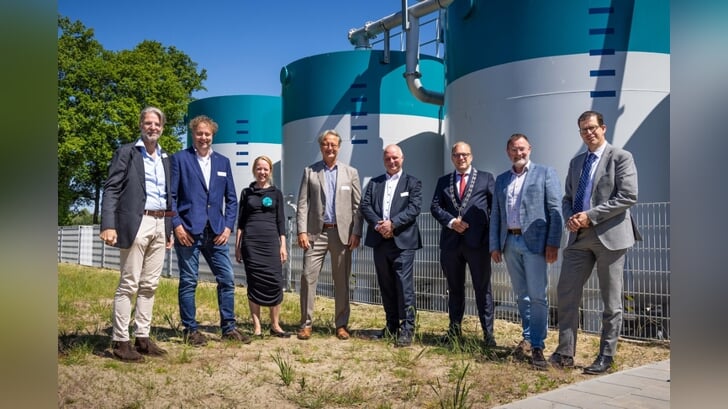 Bestuurders en deskundigen staan voor de biologische koolfiters van de vernieuwde waterzuiveringsinstallatie in Winterswijk. Foto: Ivo Hutten