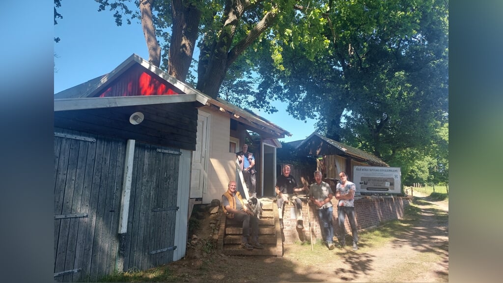 Rechts Herald Luiten, voorzitter Oranjevereniging Barlo naast Hermen Ligterink, regisseur van het stuk met drie vrijwilligers van de bouwgroep bij het prachtige decor. Foto: Karin Stronks