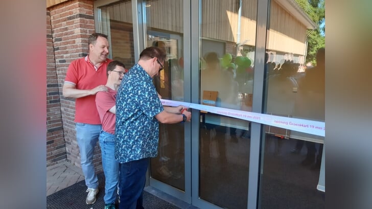Omdat cliënt Timo de naam GroenHart bedacht, kreeg hij de eer om het lint door te knippen. Foto: PR