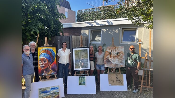 De prijswinnaars met hun bekroonde werken in de tuin van Villa Mondriaan. Foto Marije Harmelink.