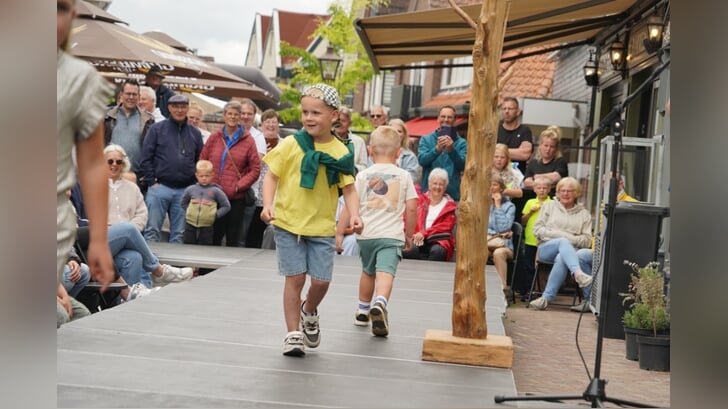 Op de catwalk van de Voorjaarsfair in Borculo showden de modellen groot en klein, met flair de laatste mode voor het nieuwe seizoen. AchterhoekFoto.nl/Gradus Derksen