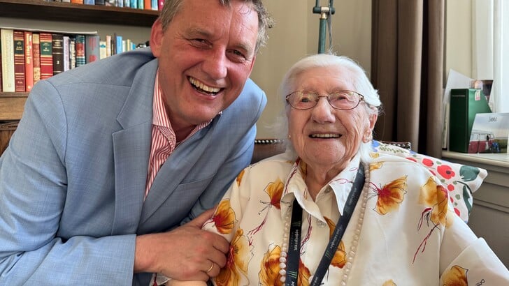 Burgemeester Stapelkamp bezocht mevrouw Piek-Scholten voor haar 106de verjaardag. Foto: PR
