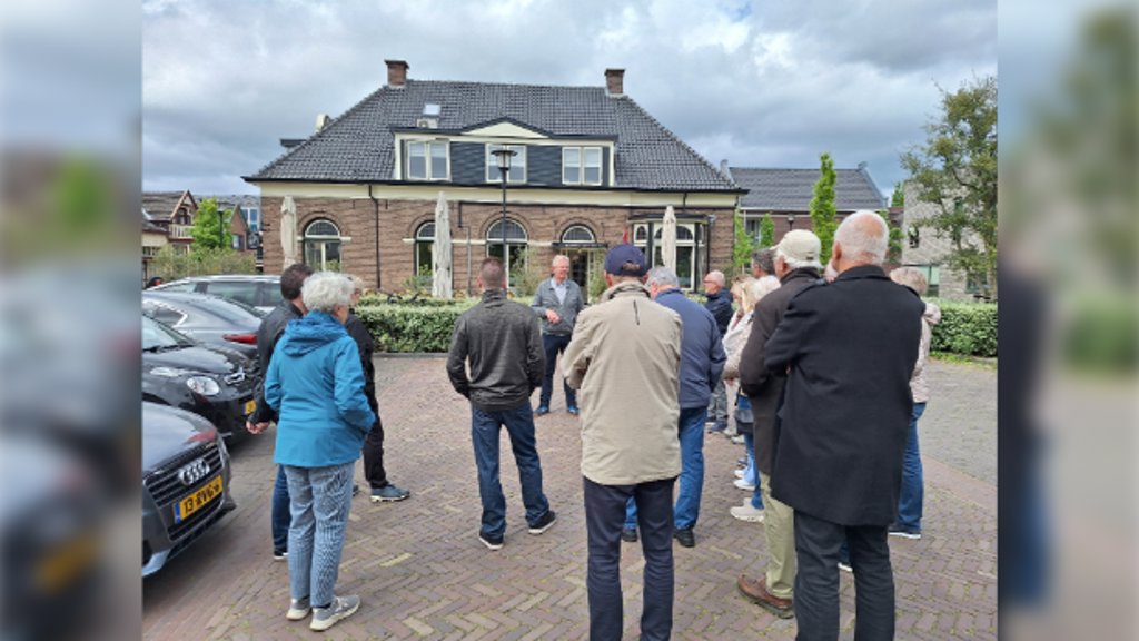 Jean Kreunen vertelt over de oorlogshistorie van Hengelo. Foto: Jan Plekkenpol 