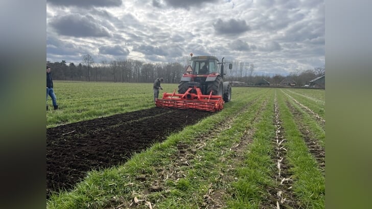 Er is een demonstratie van het bewerken van de groenbemester. Foto: PR