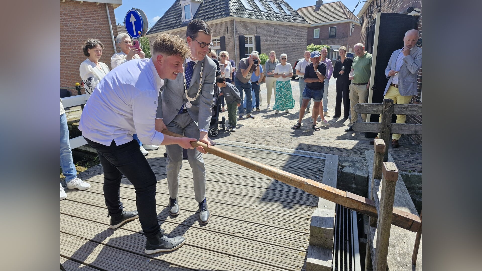 
In werking zetten van het Ölliemöllerad door burgemeester Joost van Oostrum en restauranteigenaar Roel Sieberink. Foto: Rob Weeber