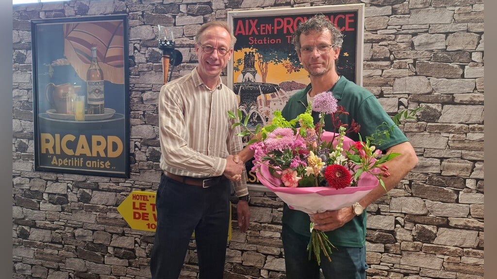 Uit handen van bestuurslid Robin Brundel van Belangenvereniging Bedrijvenparken Ruurlo ontving Cees Huisman een bos bloemen. Foto: Jan Hendriksen. 