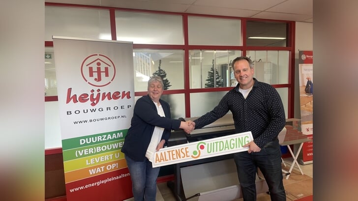 De overhandiging. Foto: PR