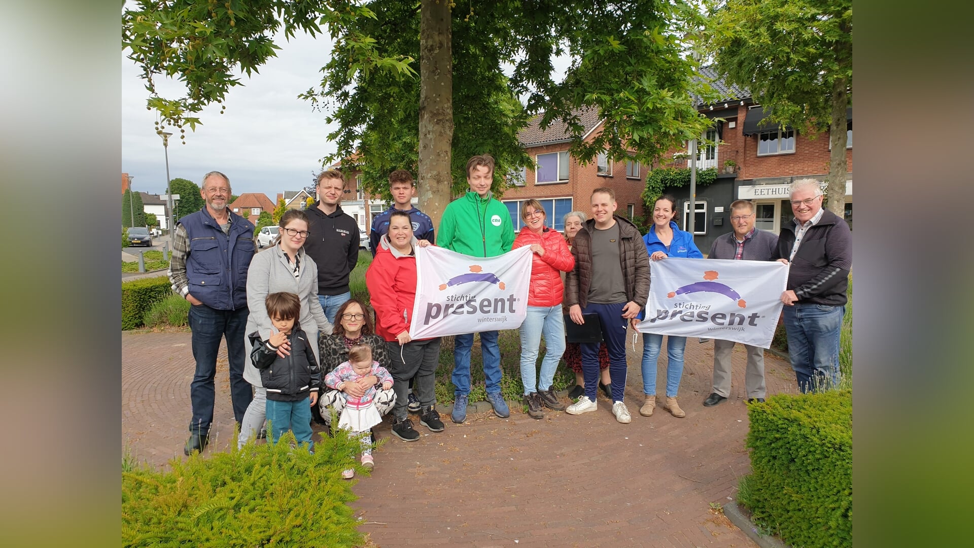 Gemeentebestuurders knapten tuinen op. Foto: PR Present