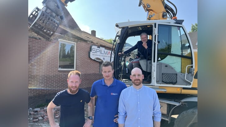 Wethouder van Gijsssel zet vanaf kraan de sloop in gang, onder toeziend oog van Jorrit Spexgoor, Vincent Beusink en Stefan Kok. Foto: PR
