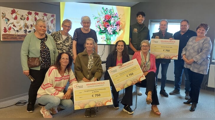 Er werden drie cheques uitgereikt. Foto: PR Probroed & Sloot