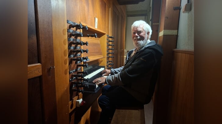 Egbert Hoving bespeelt het Friedrichsorgel in het Oosterkerkhuis. Foto: Karin Stronks