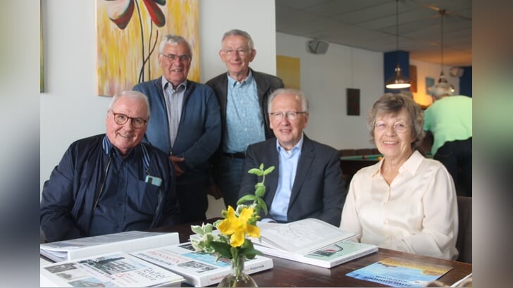 Van links naar rechts: Hans Willemsen, Hans Jager, Anton Reuvekamp, André Sletering en Joke van Laarhoven, bestuursleden Seniorenraad. Foto: Lineke Voltman