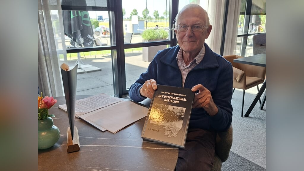 Gerrit Kleisen met zijn boek Het Dutch National Battalion. Foto: Karin Stronks