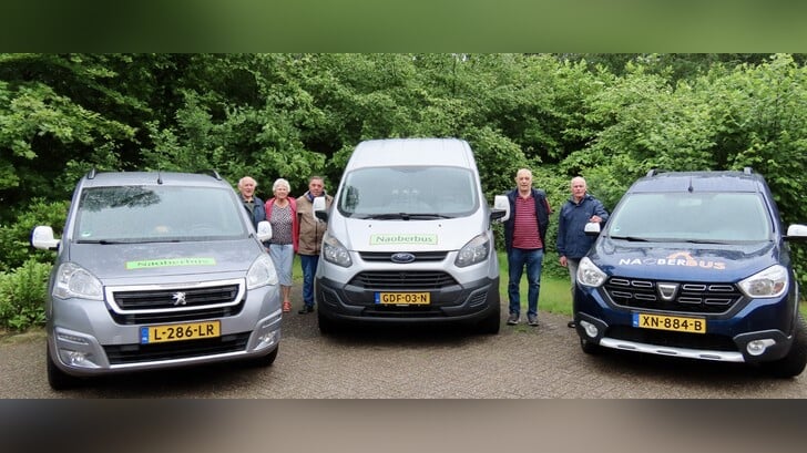 De drie Naoberbussen met enkele van hun vrijwilligers. Foto: PR. 