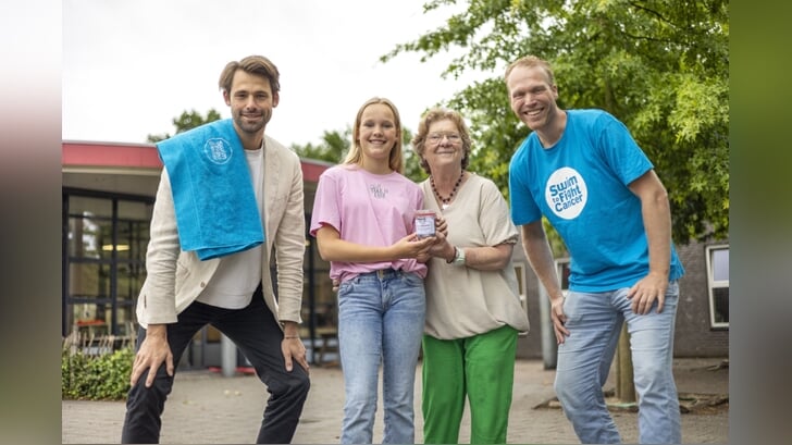 Maud Engelbarts en haar oma Ellen namen vrijdagochtend op de Roncallischool in Zeddam de allereerste Kletsnatpot in ontvangst. Naast hen Sjoerd Weikamp (rechts) van Swim to Fight Cancer Achterhoek en Joost Reijns, directeur van de landelijke organisatie. Foto: Luuk Stam 