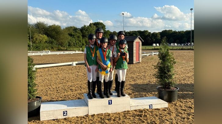Ruiters en amazones van het pony 4 tal klasse L, cat ABC Gelders Kampioen. Foto: Annemarie Kroekenstoel 