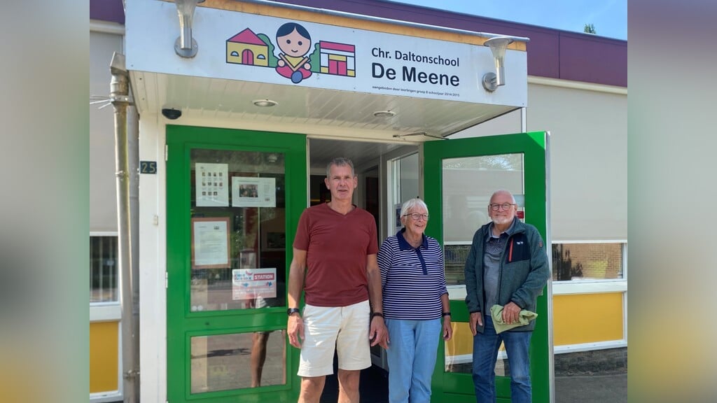 Directeur Wilco Groters, oud-voorzitter Grietje Rigtering en oud-directeur Harm Hoitink verheugen zich op de reünie. Foto: Mirjam Rensink