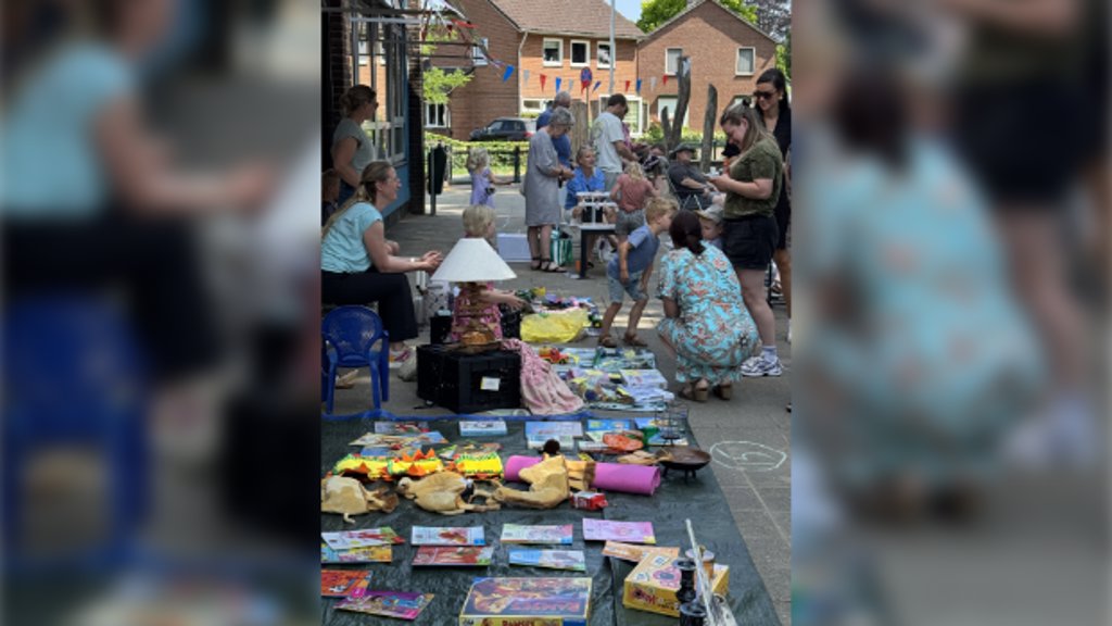 Enthousiaste kopers en verkopers op het plein van De Borckeshof. Foto: PR