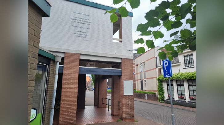 Het muurgedicht van Nannie Kuiper op de zijgevel van het Heydenrijck aan de Mattelierstraat in Groenlo. Foto: Mark Ebbers