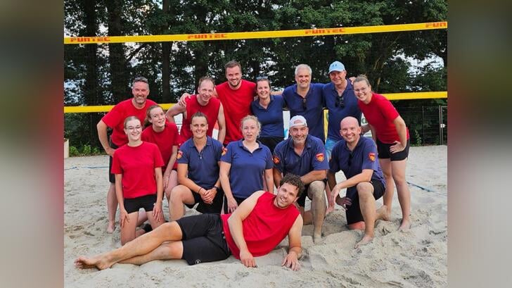 Hulpdiensten vinden elkaar op het zand. Foto: PR Stg. Beachvelden Winterswijk.