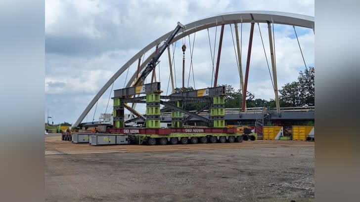 Beeld van de voorbereidingen op het invaren van de Nettelhorsterbrug. Foto: VanLonden