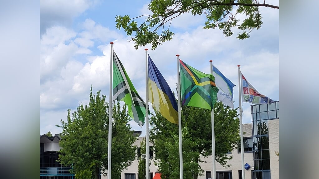 Bij de gemeente Oude IJsselstreek wappert de Achterhoek Pridevlag. Foto: PR