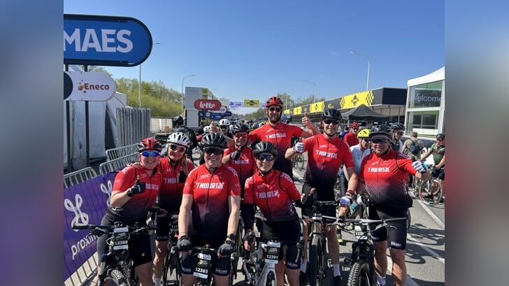 Een deel van de leden van fietsgroep 't Muurtje uit Aalten. Eigen foto