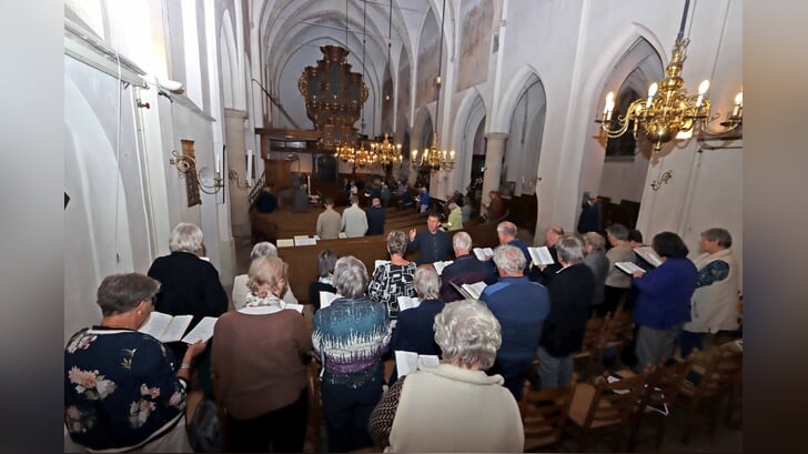 De cantorij zingt in de Oude Helenakerk. Foto: PR
