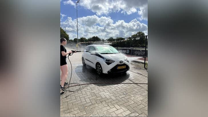 Auto's worden uitgebreid gewassen op de parkeerplaats