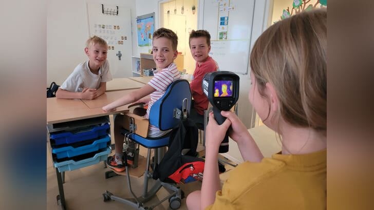 Leerlingen van Het Sterrenpalet met een warmtecamera. Foto: PR