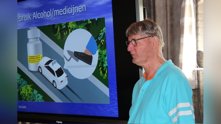 VVN  instructeur Eddy ten Broeke geeft opfriscursus. Foto: Ed Doppen