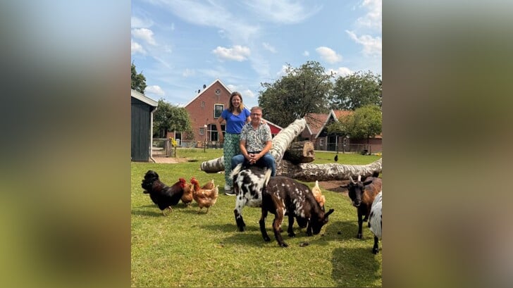 Heidi en Remco Oonk tussen de dieren. Foto: Betty Wassink