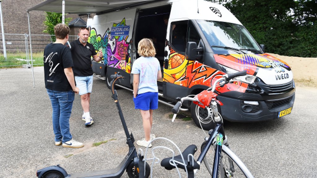 De mobiele JOP op de parkeerplaats naast de kerk in Etten. Foto Roel Kleinpenning