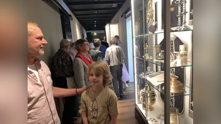 Jos en Floris Betting bij de vitrine van de rooms-katholieke kerk. Foto: Jos Wessels