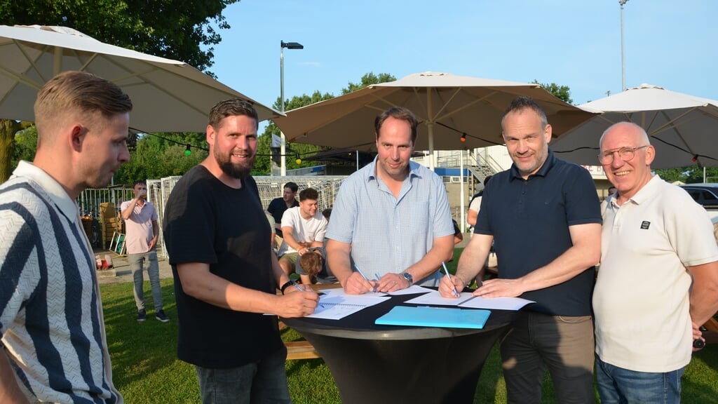 Het tekenen van de overeenkomst verlenging hoofdsponsorschap met v.l.n.r. Jochem Robben (sponsorcommissie), Sjors en Terry Hendriksen (directeuren Hendriksen Groep Ulft), Roy Bongers (voorzitter vv Ulftse Boys), Tonnie Kok (sponsorcommissie). Foto: PR. 