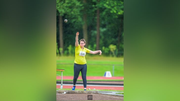 Adinda in actie bij het kogelstoten bij ONK para-atletiek. Foto: TPJ Verhoeven, photography