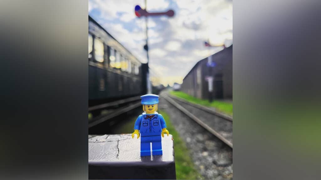 Ook dit LEGO-poppetje kijkt uit naar een ritje met de historische trein. Foto: PR