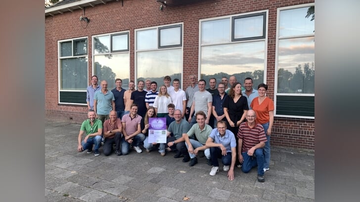 Haartse Melkboeren en jongeren van Atlantic met het bestuur van De Ringkamp. In het midden de beide cheques. Foto: Jos Wessels