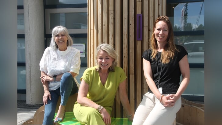 Annemiek Joldersma, Karin Freriksen en Christianne Suurland (vlnr) bij de wensboom. Foto: Lineke Voltman.