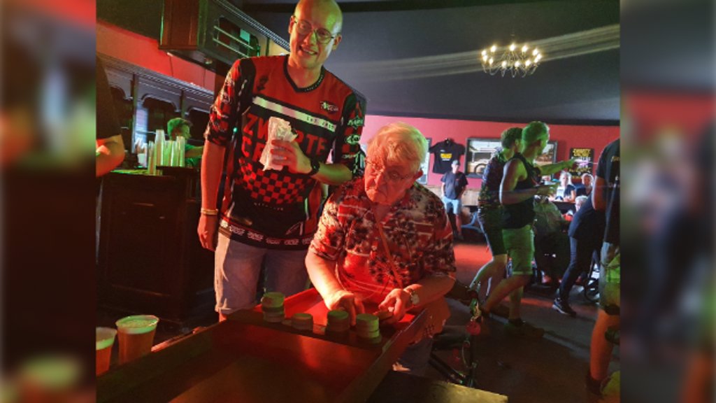 Tim Eeftink en mevrouw Dinie Lubbers tijdens hun potje sjoelen.